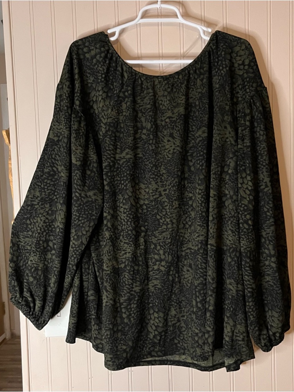 Beautiful Ava and Viv Dark Green Boho printed top sz 3X balloon sleeve - Picture 2 of 4